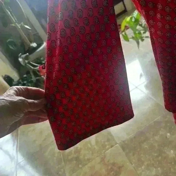 Chause New York ladies red paisly size Large Excellent condition. Wrinkle free - Picture 6 of 9
